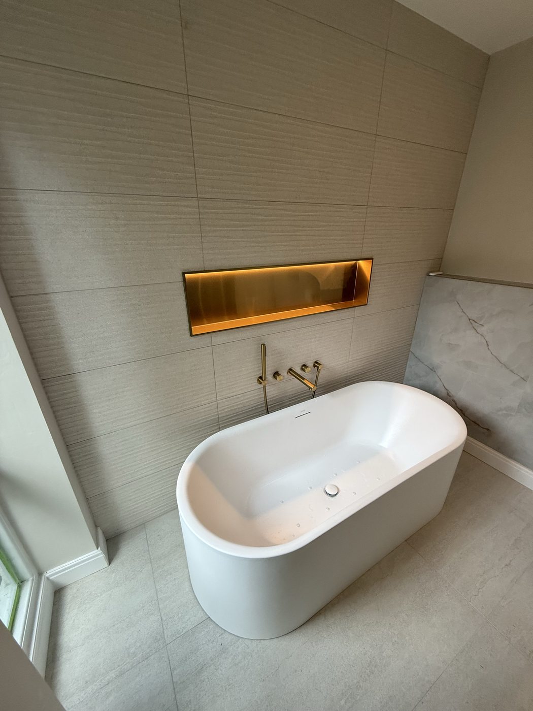 Illuminated niche & marble feature wall