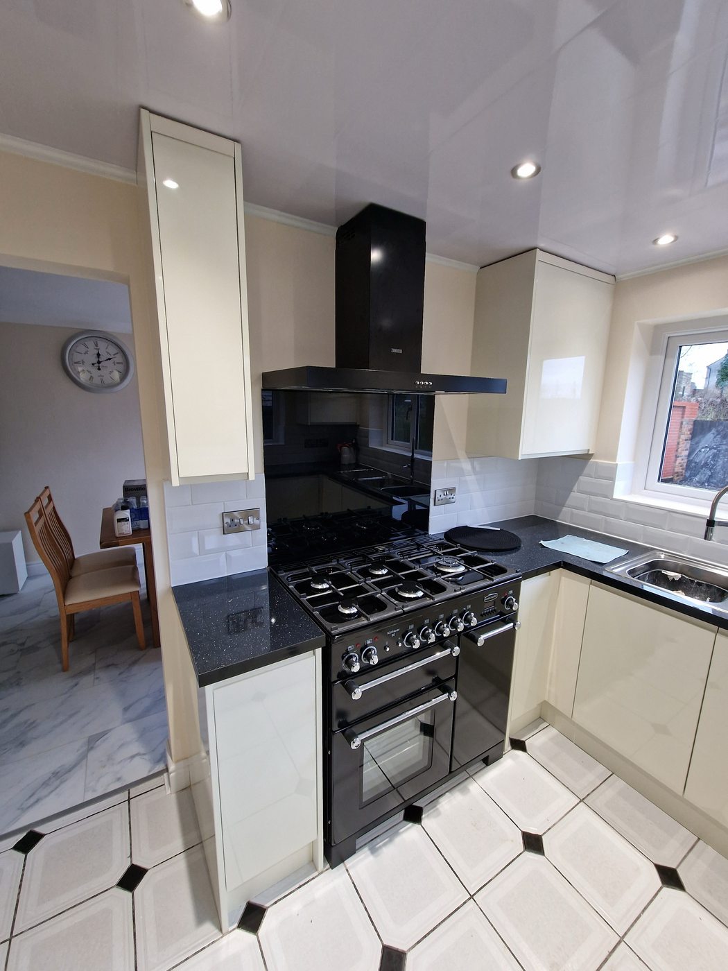 Range cooker with black extractor & glass splashback