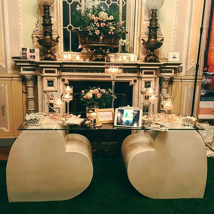Tavolo con base in polistirolo sagomato per evento elegante — lavorazione 2D Design CH2