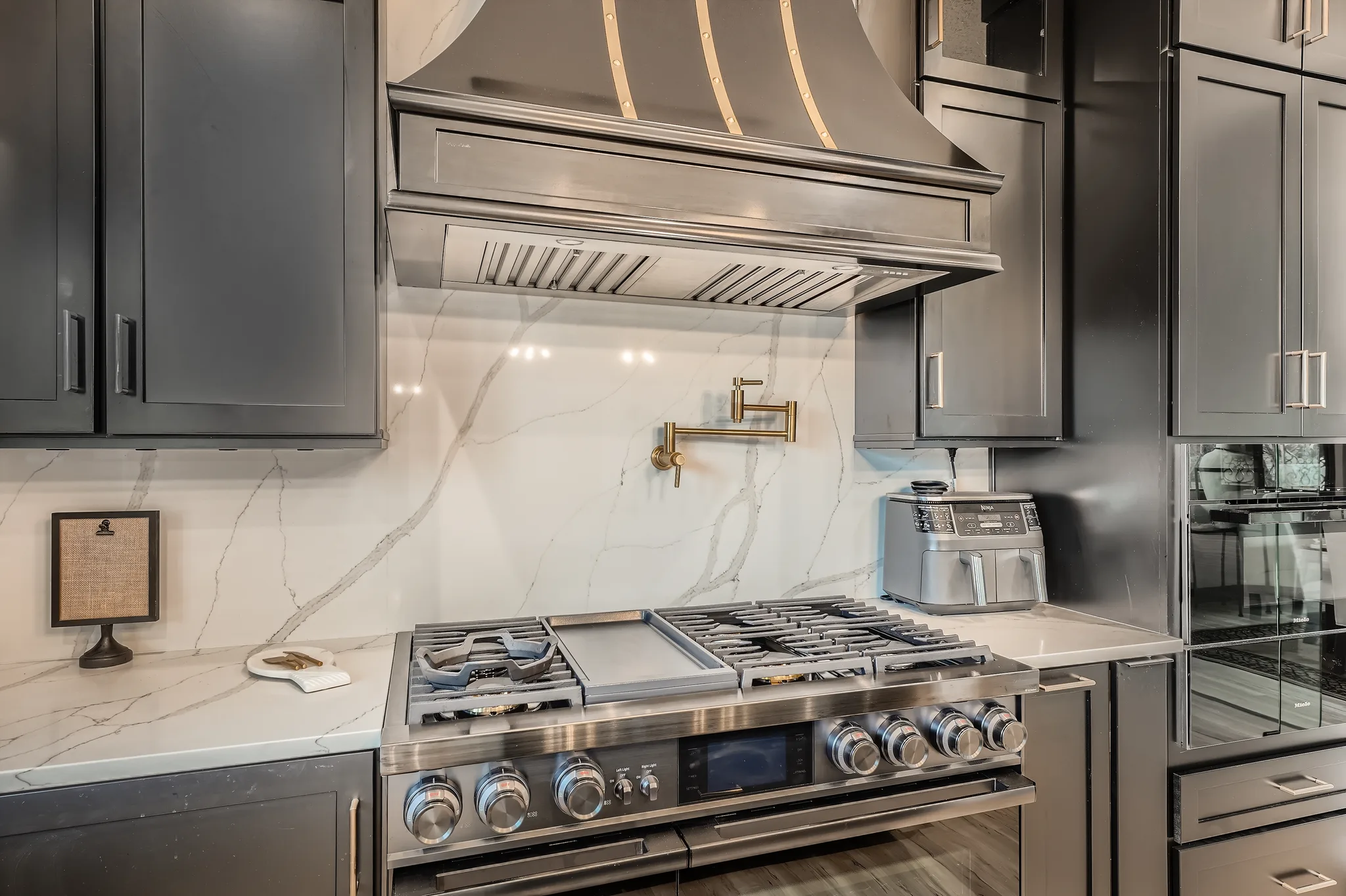 Quartzite Backsplash & Countertop