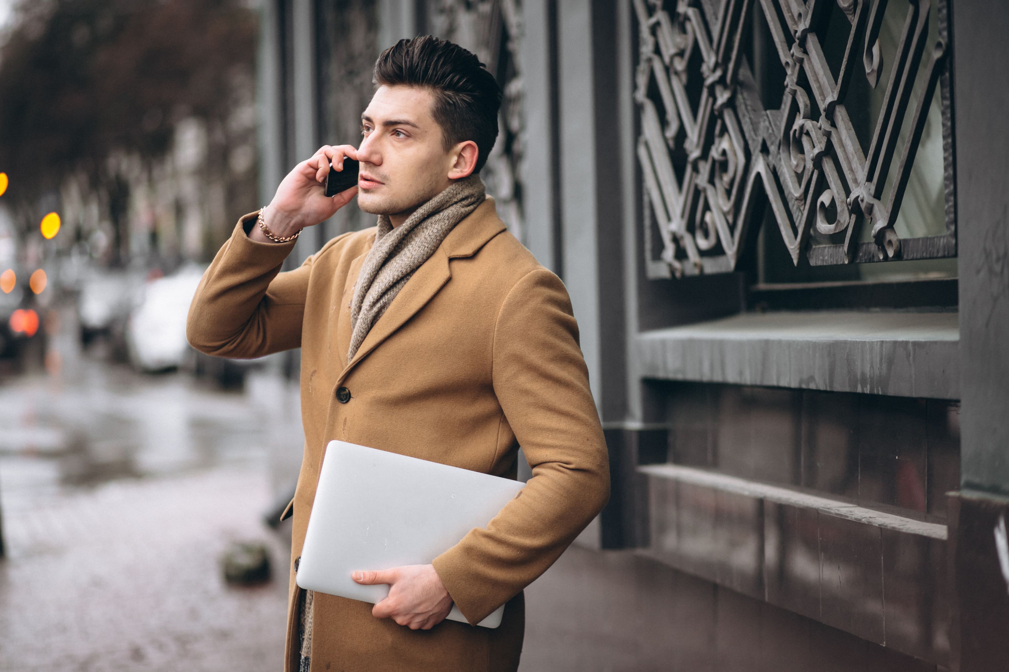 Finančný sprostredkovateľ pri práci na telefóne