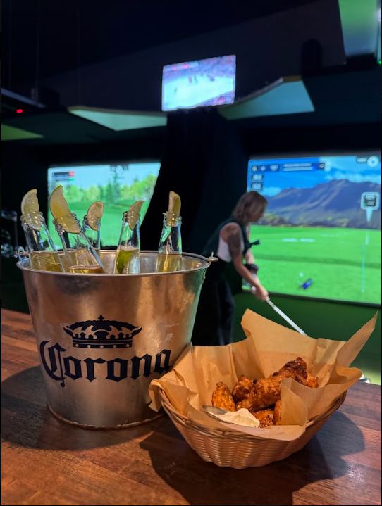 Bières Corona, ailes de poulet et partie de golf sur simulateur GSPro au Golf Lounge Sherbrooke - forfait golf et bouffe
