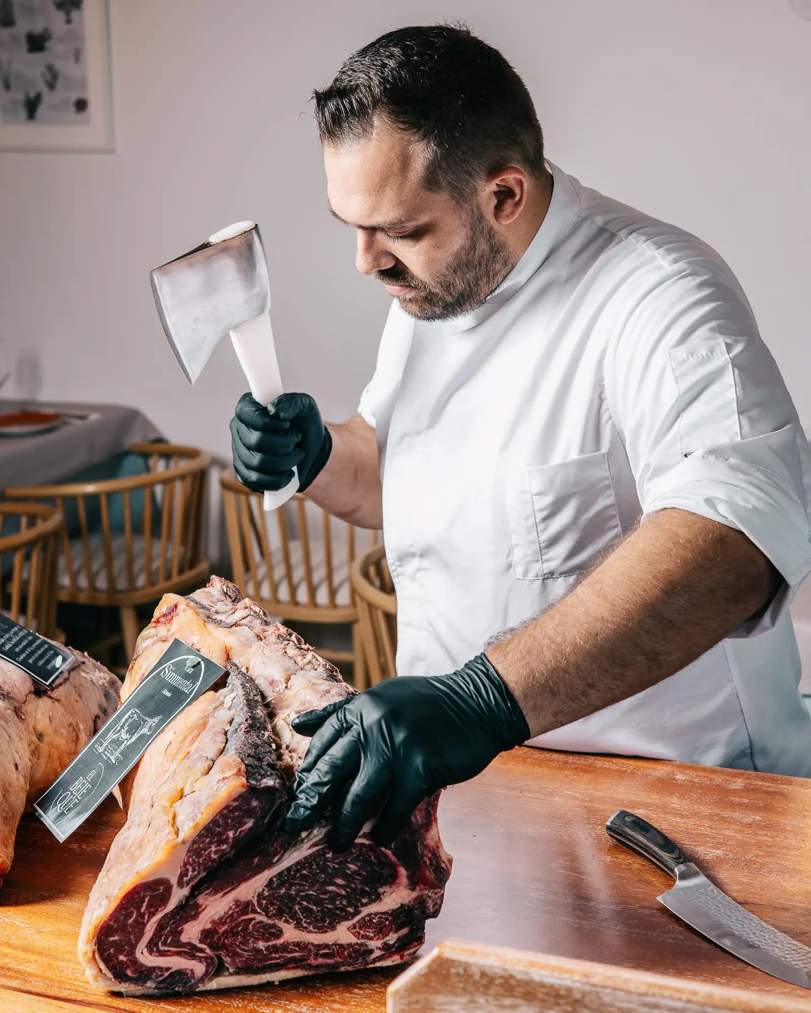 Chef Ayoze con carnes maduradas en El Bejeque