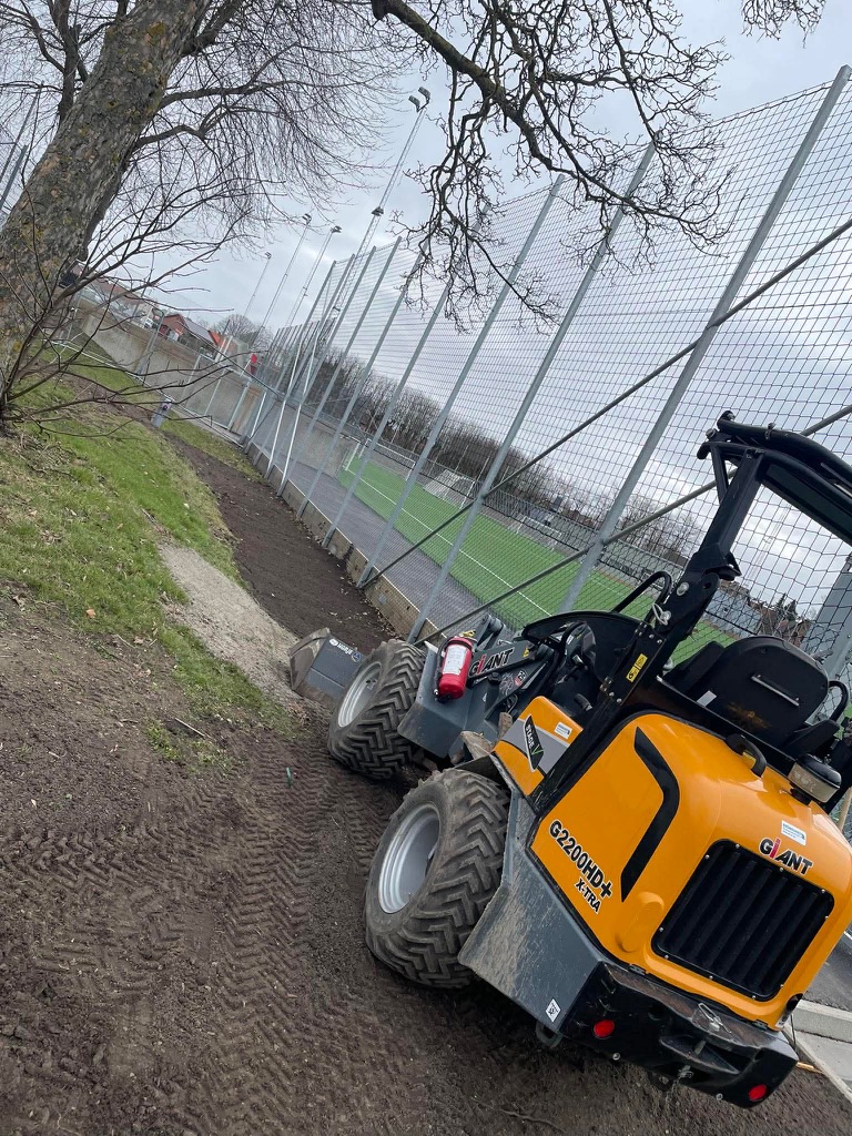 Giant G2200HD+ kompaktlastare vid fotbollsplan