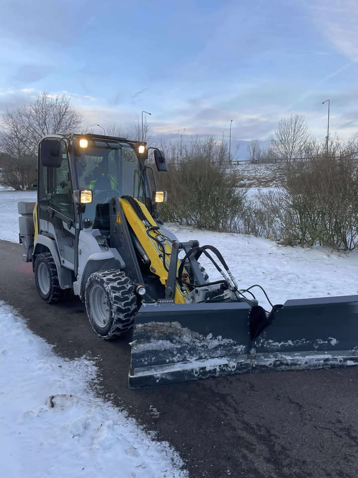 Kompaktlastare med snöplog