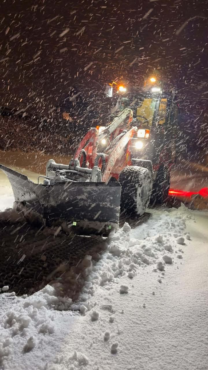 Hjullastare i kraftigt snöfall