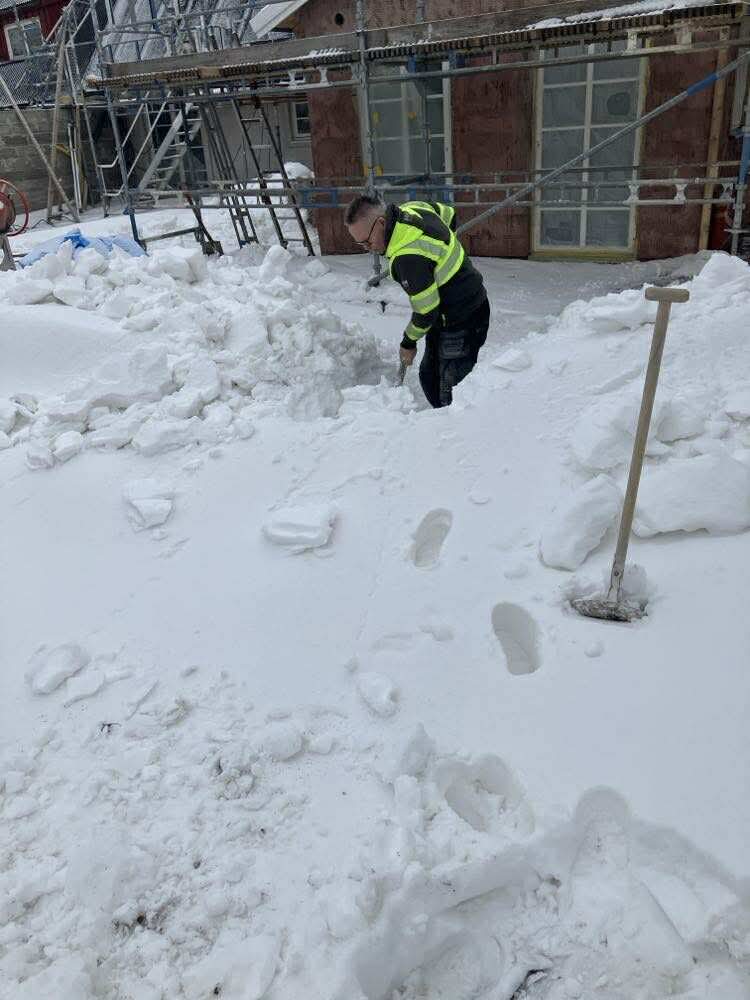 Manuell snöskottning – Byggarbetsplats