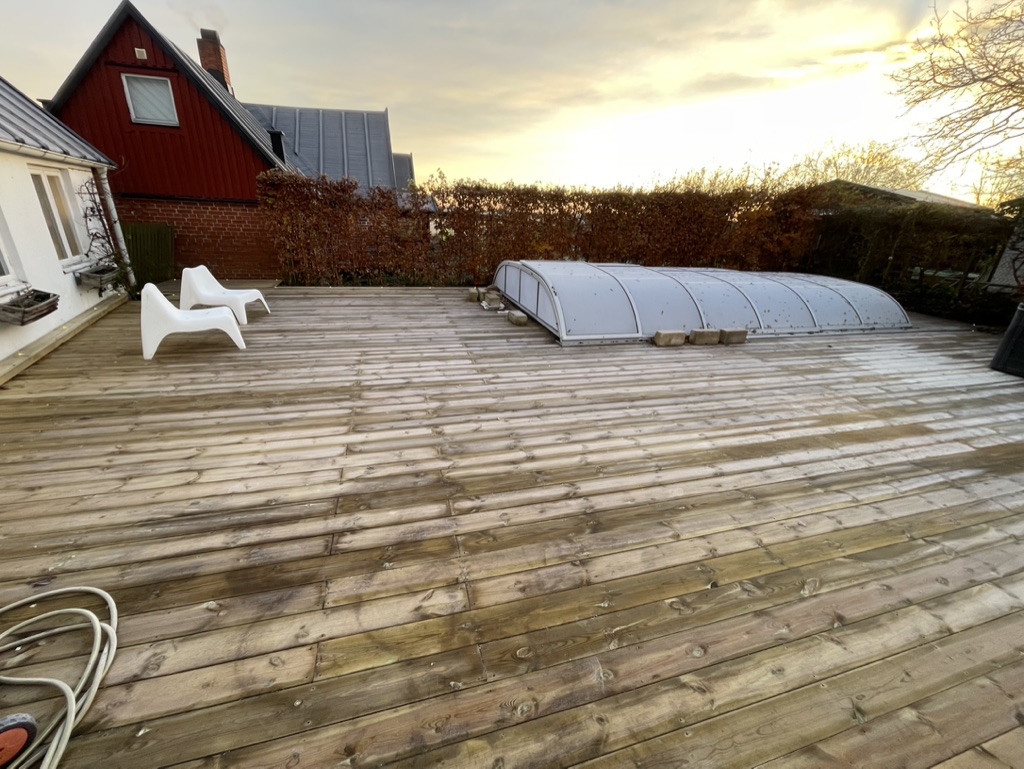 Färdigbyggd altan med pooltak och trädäck