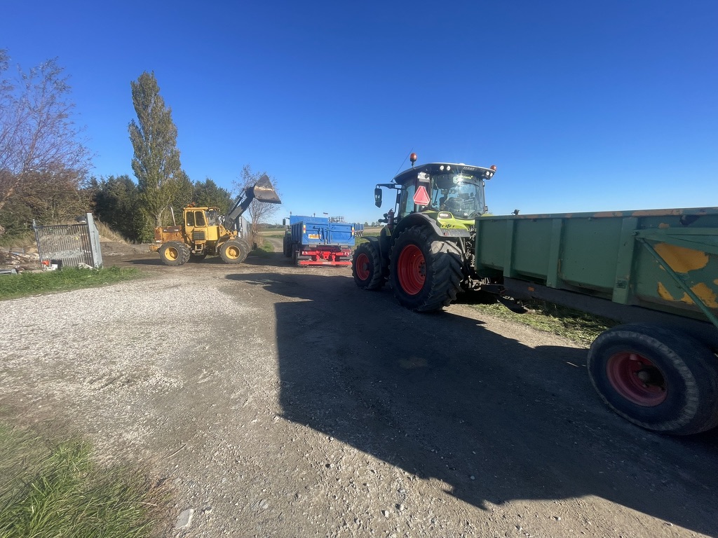 Claas traktor och hjullastare vid materiallastning