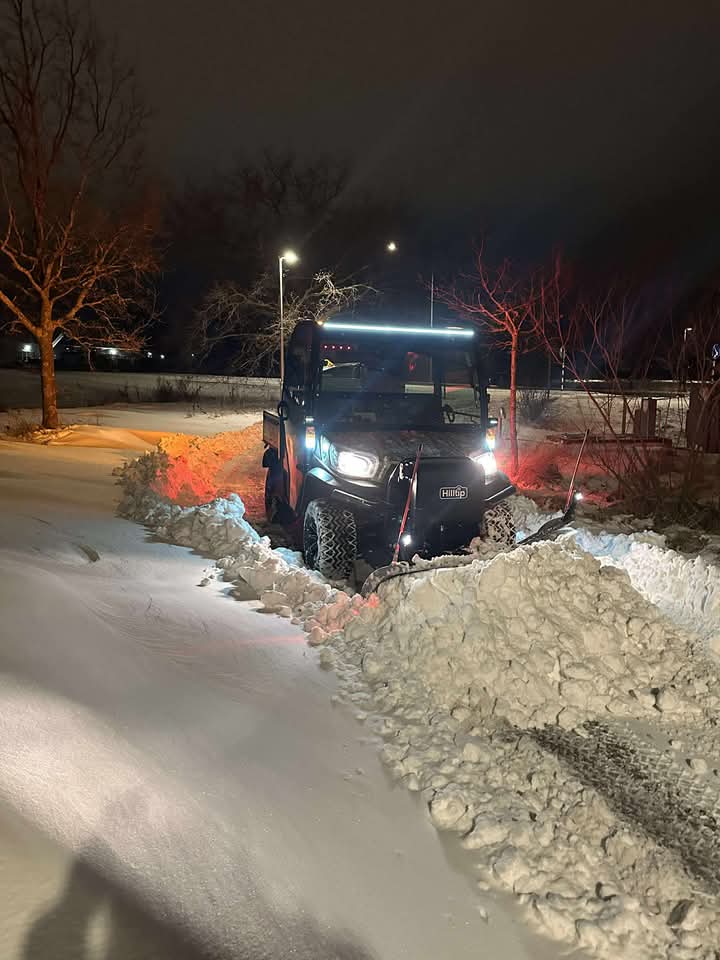 UTV med snöplog nattetid
