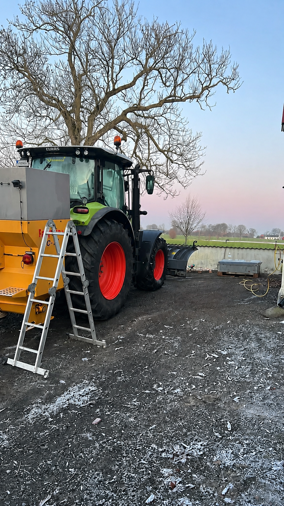 Claas traktor med saltspridare