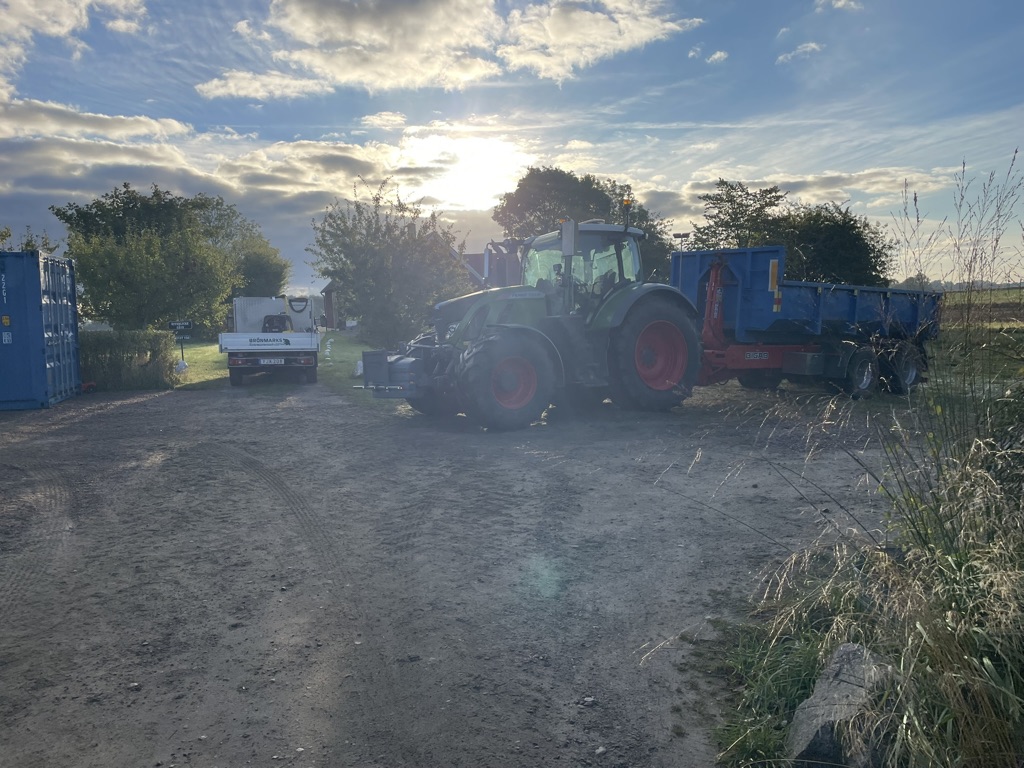 Fendt traktor med släp vid maskinuppställning