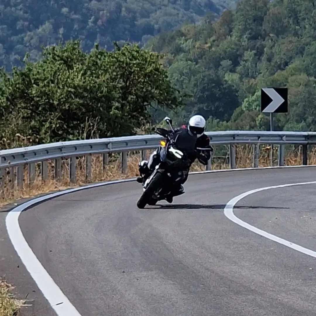 Motociclista in piega durante un corso di guida sicura avanzata Ride & Joy a Grosseto