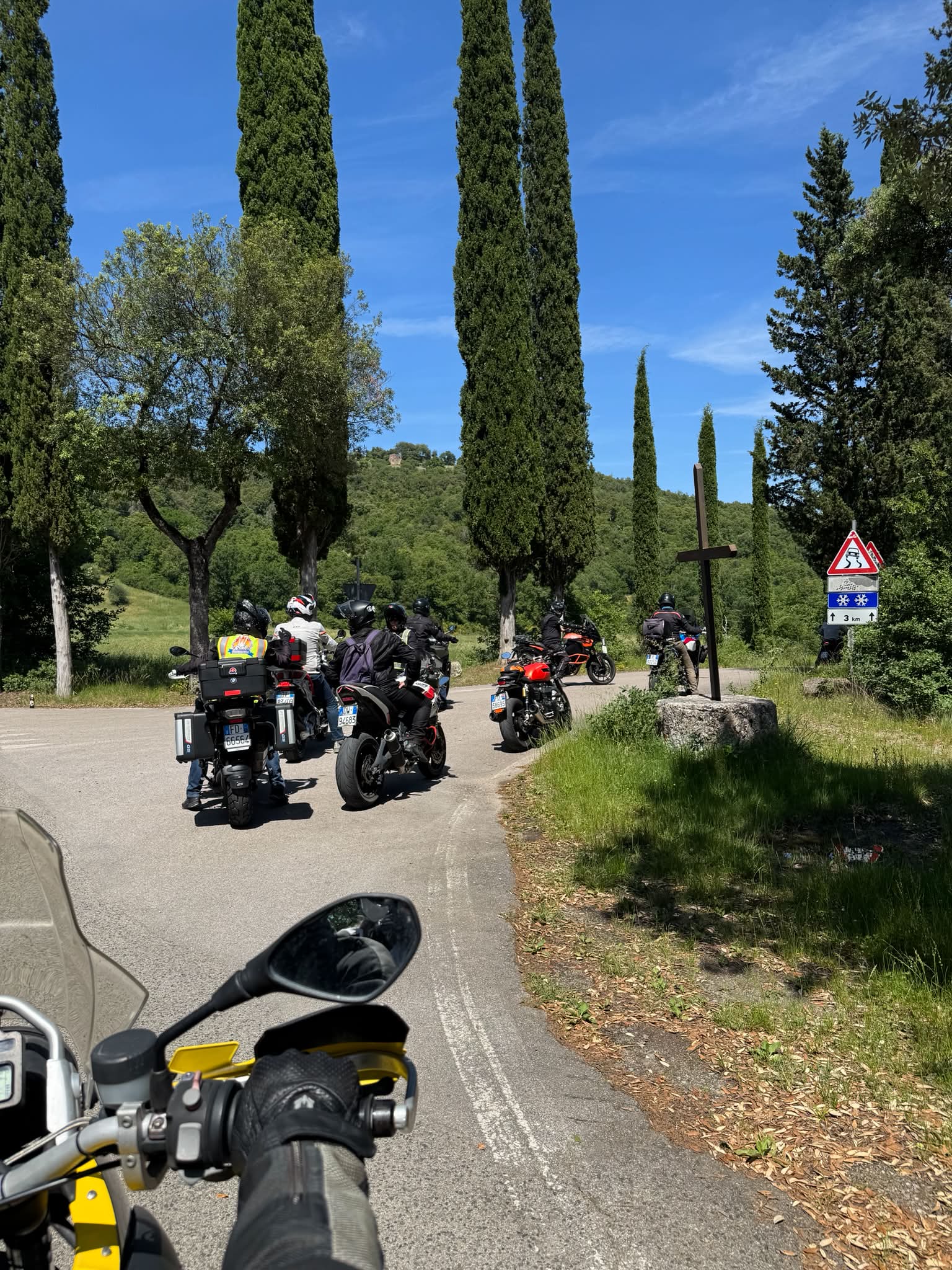 Gruppo di motociclisti in sosta durante un corso Ride & Joy su aree idonee in Toscana