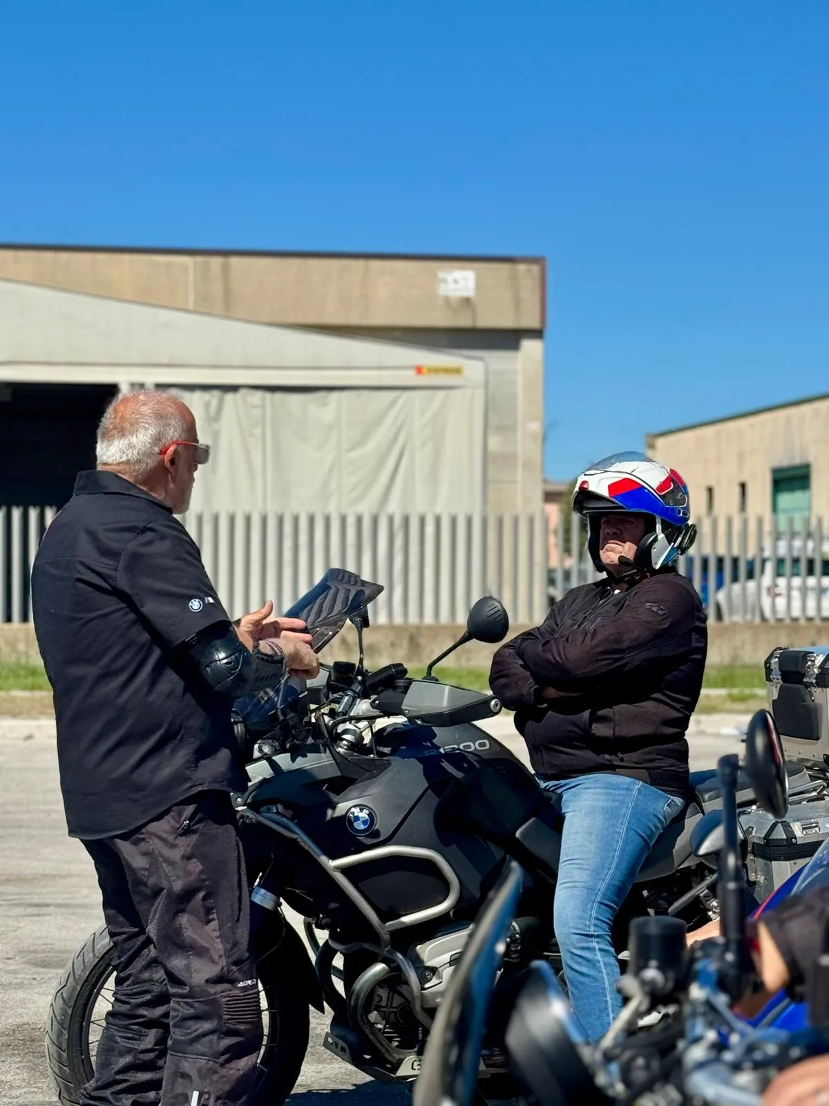 Corso moto one-to-one Ride & Joy — lezione individuale di guida sicura a Grosseto Istruttore e allievo durante un corso di guida sicura moto individuale Ride & Joy a Grosseto