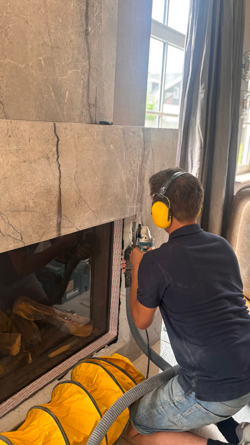 Haardwand betegelen — precisiewerk rond een open haard, Jerry's Tegelwerken