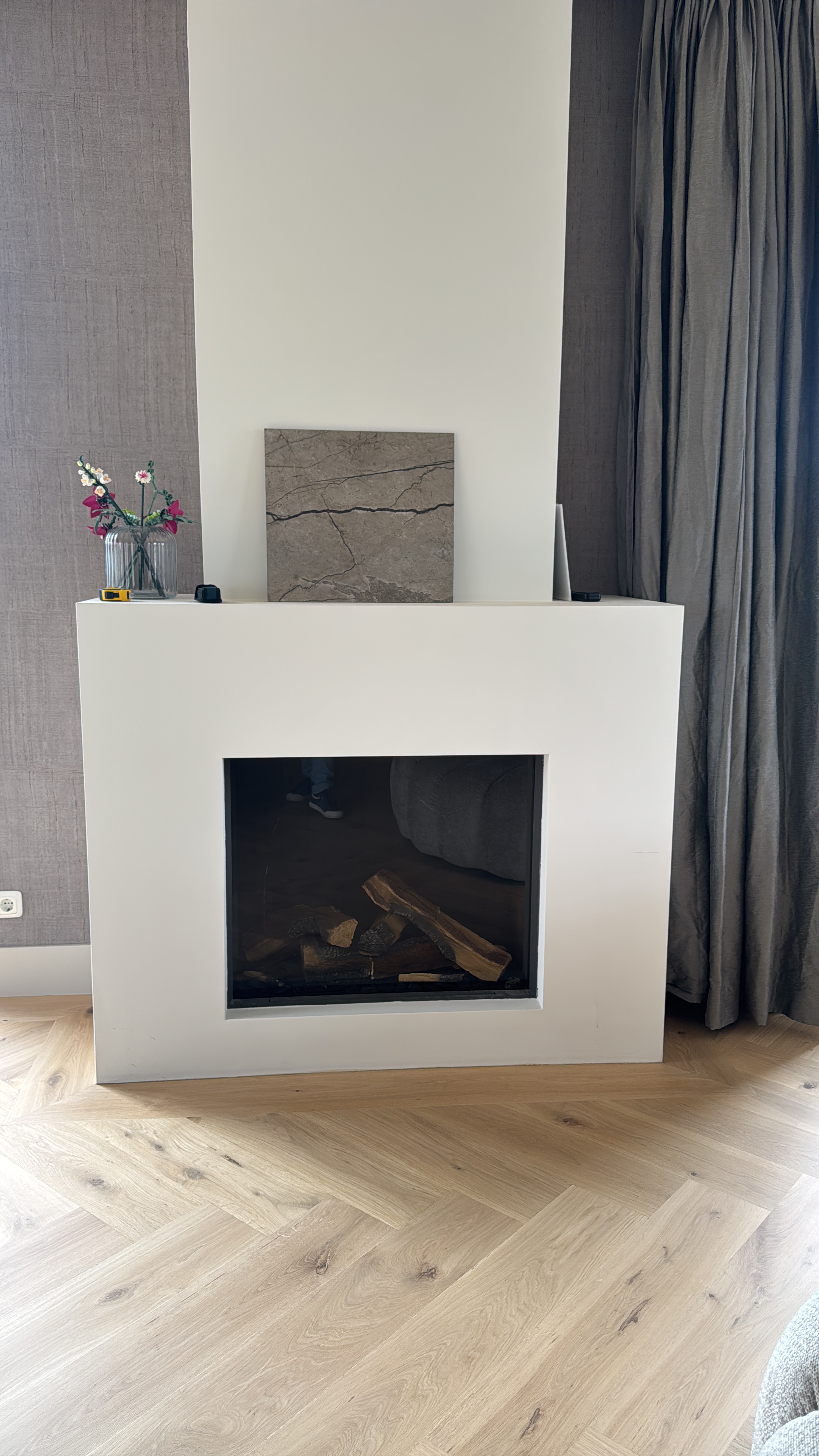 Haardwand voor renovatie — voorbereiding Silver Roots slab Jerry's Tegelwerken
