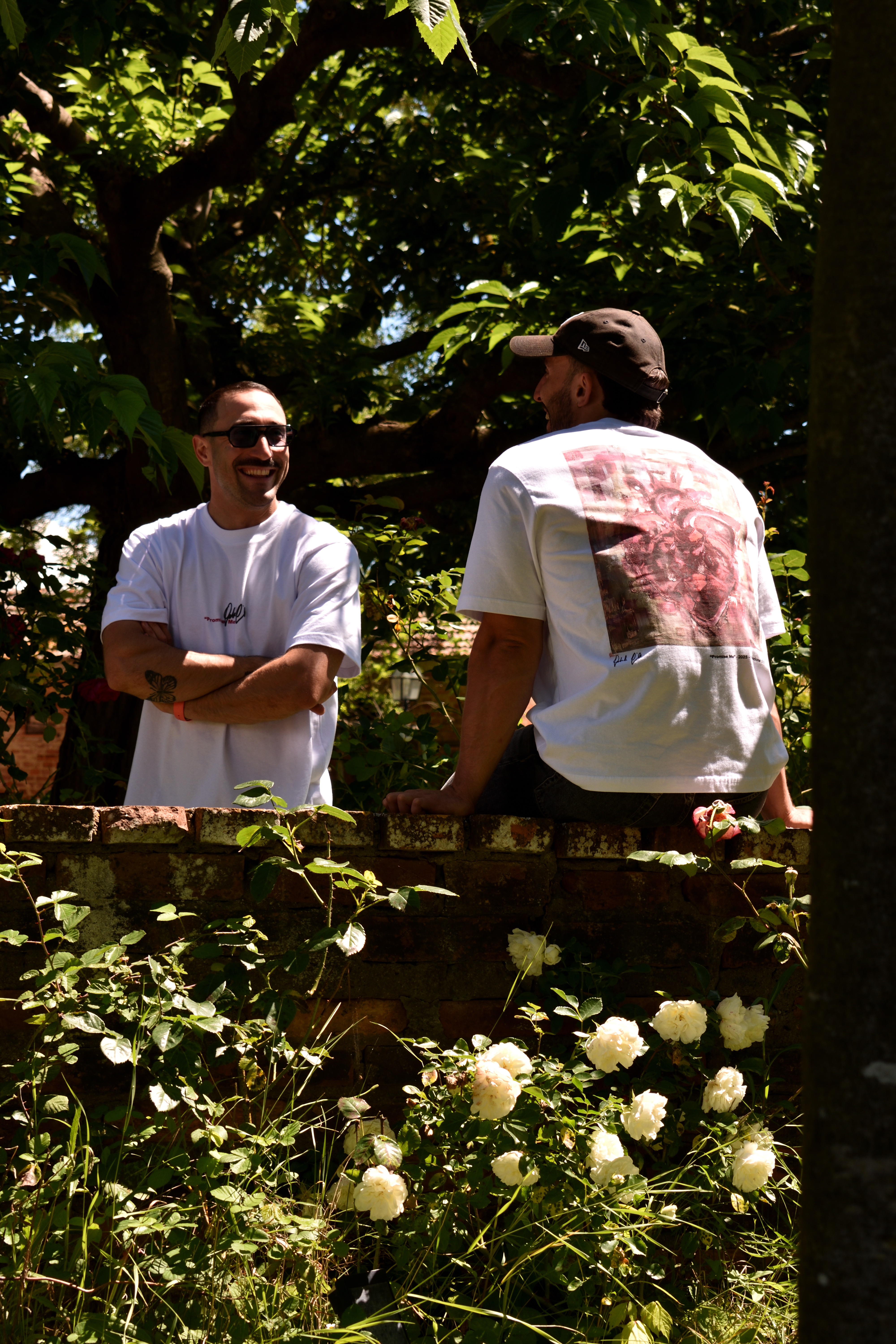 Due persone con Promise Me t-shirt tra le rose