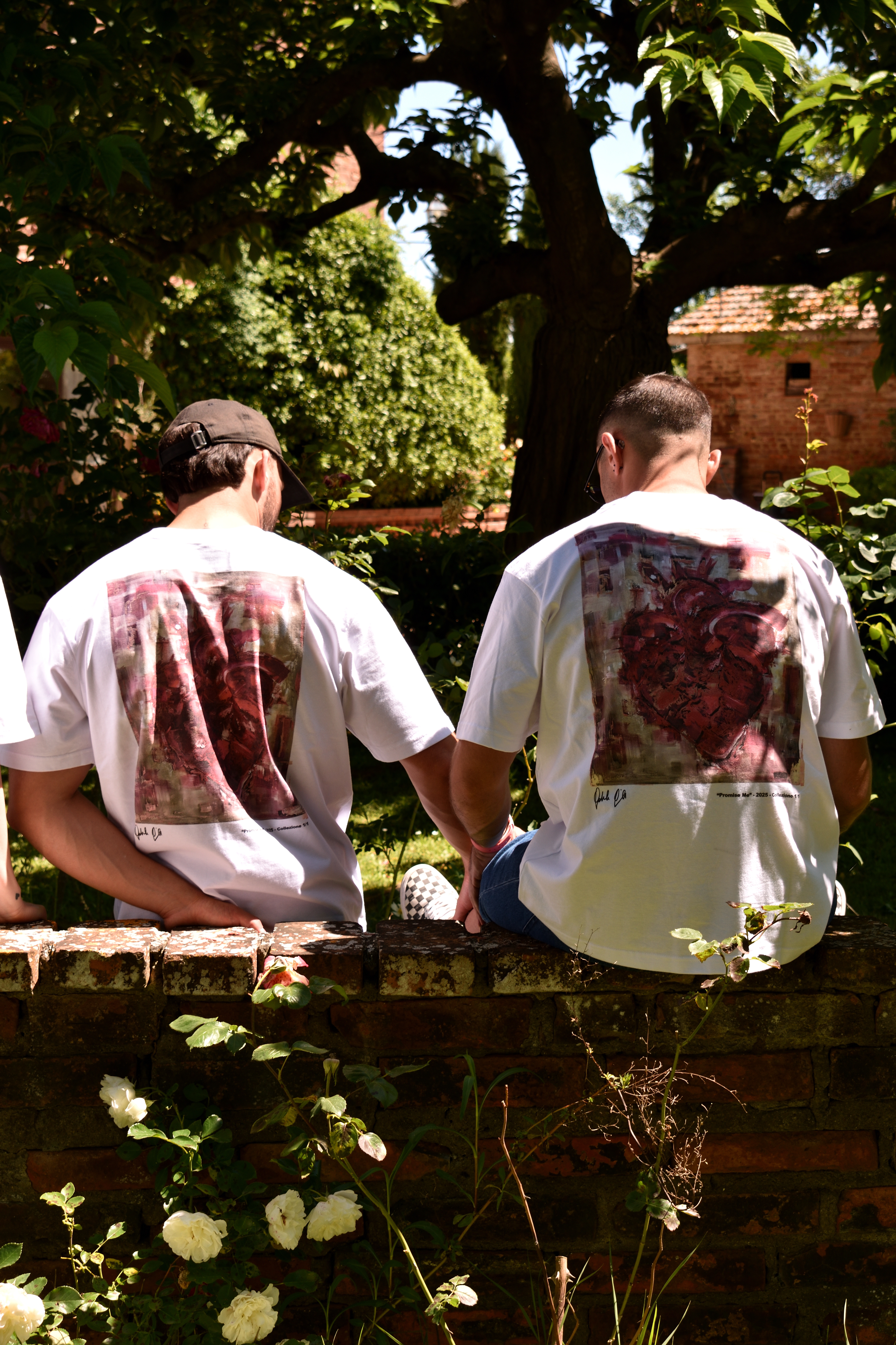 Due persone sedute con Promise Me t-shirt