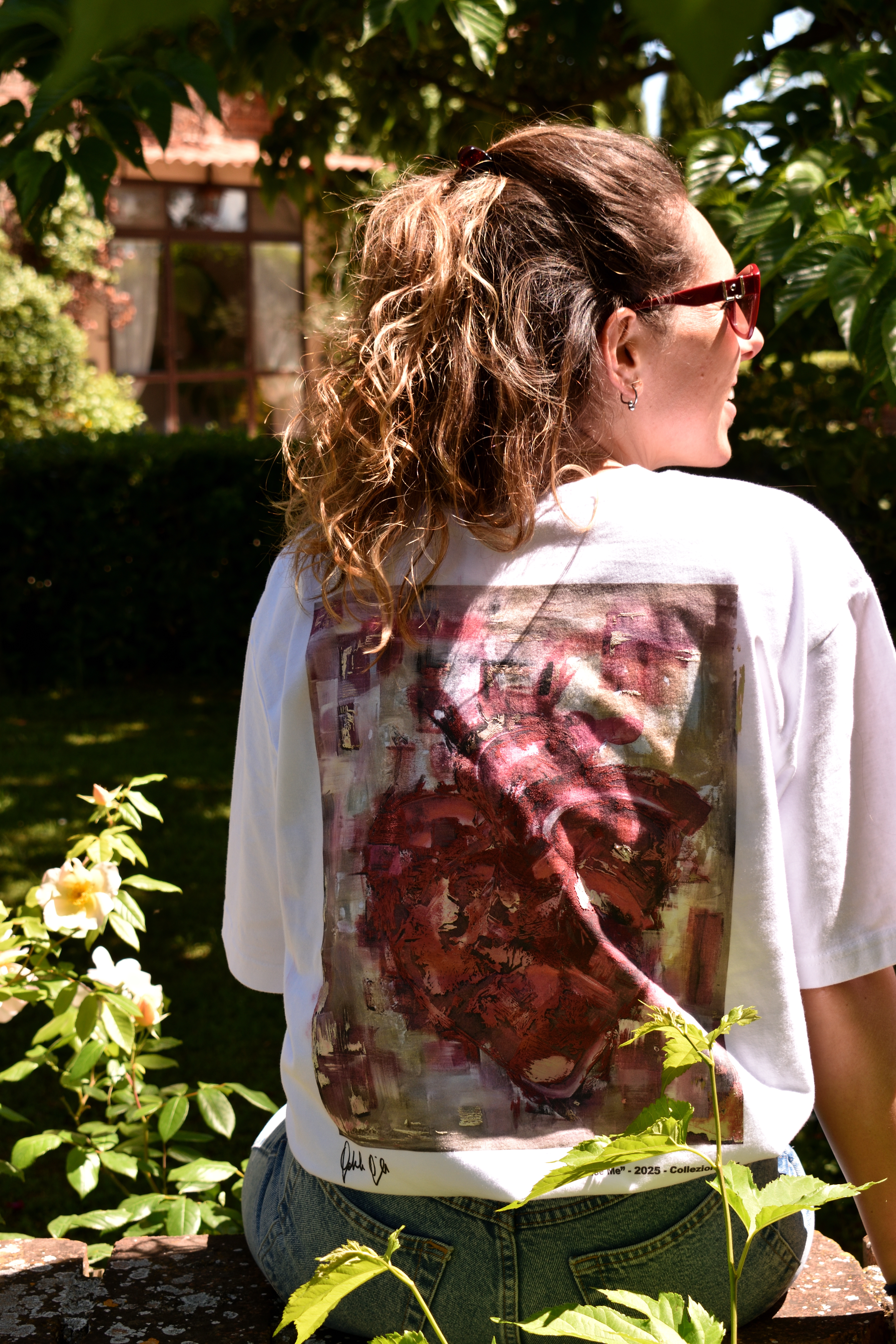 Persona con Promise Me t-shirt nel giardino