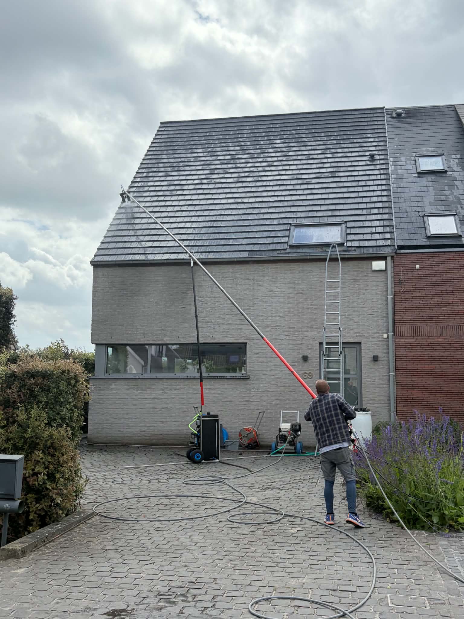 Overzichtsopname dakreiniging CSK – volledige opstelling op oprit