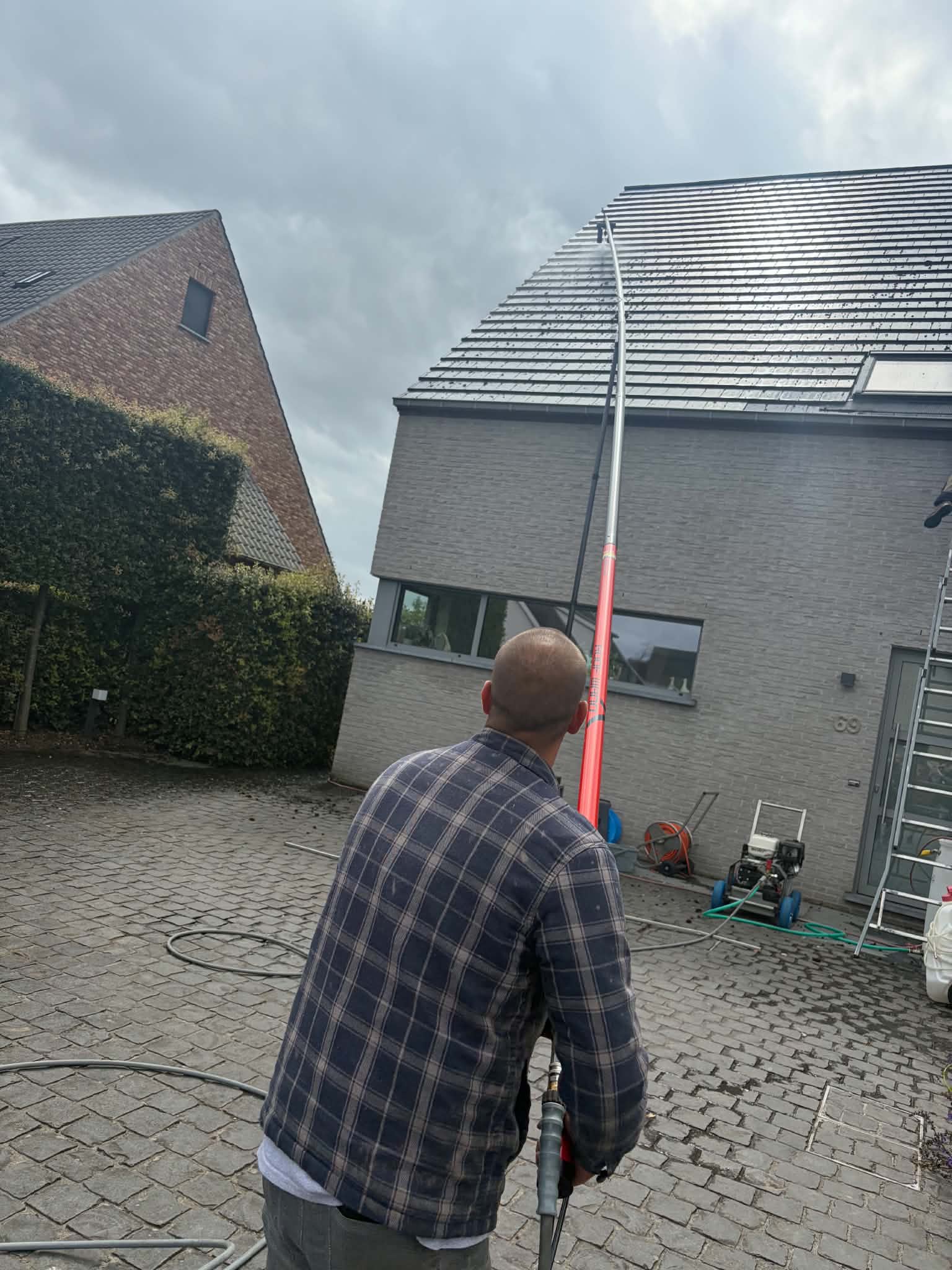 CSK medewerker reinigt dak met Ionic Roof Wand – controle en precisie