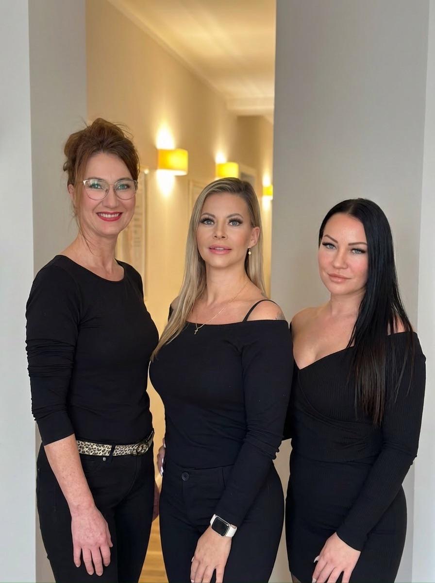 Das Team von REVIDERM Cosmetics Berlin im Flur des Instituts
