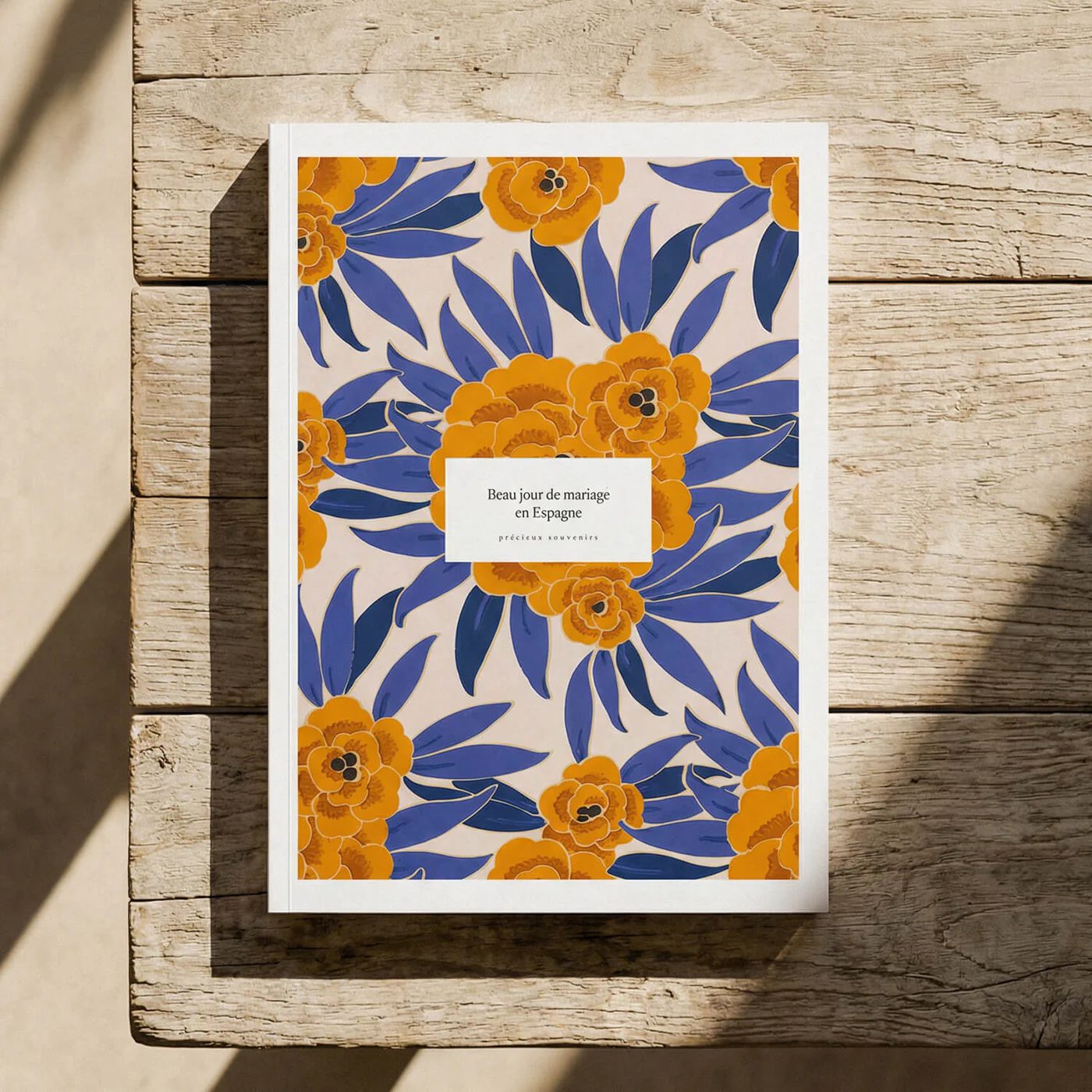 Sunny Petals Softcover — capa retrato com padrão floral, casamento Espanha
