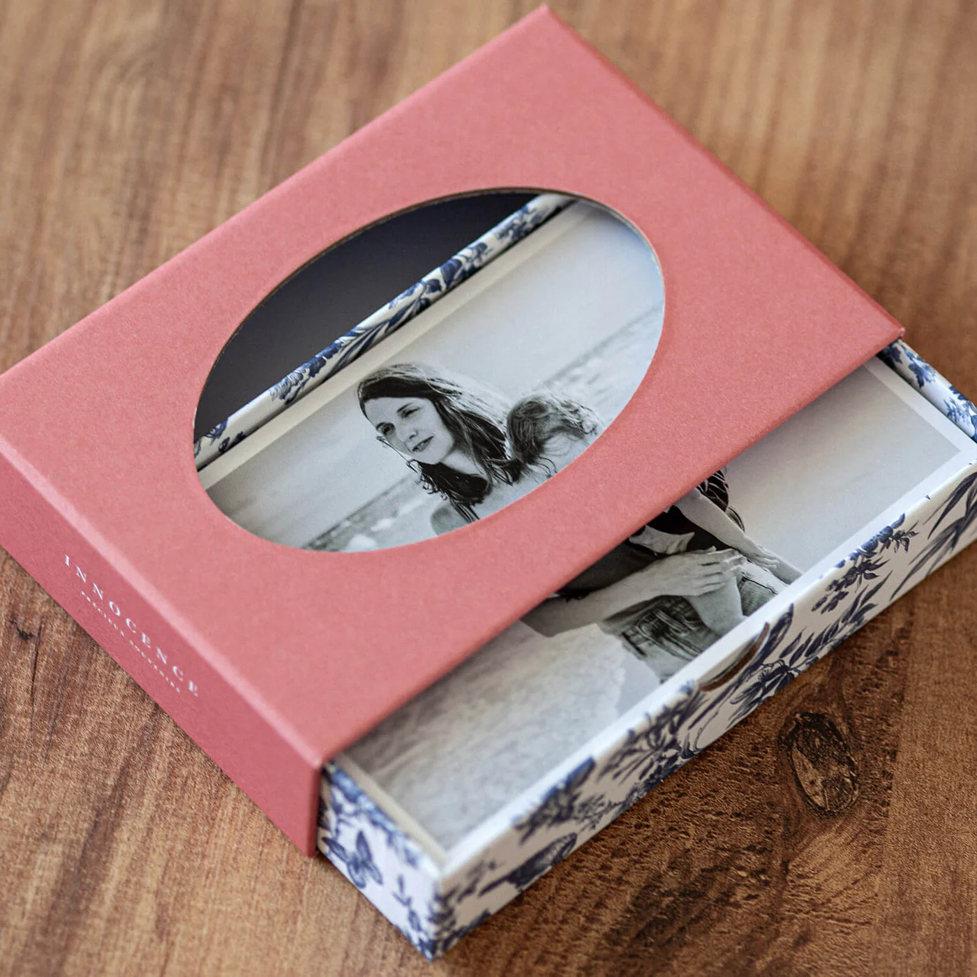 Classic Prints Box rosa aberta — fotografia a preto e branco