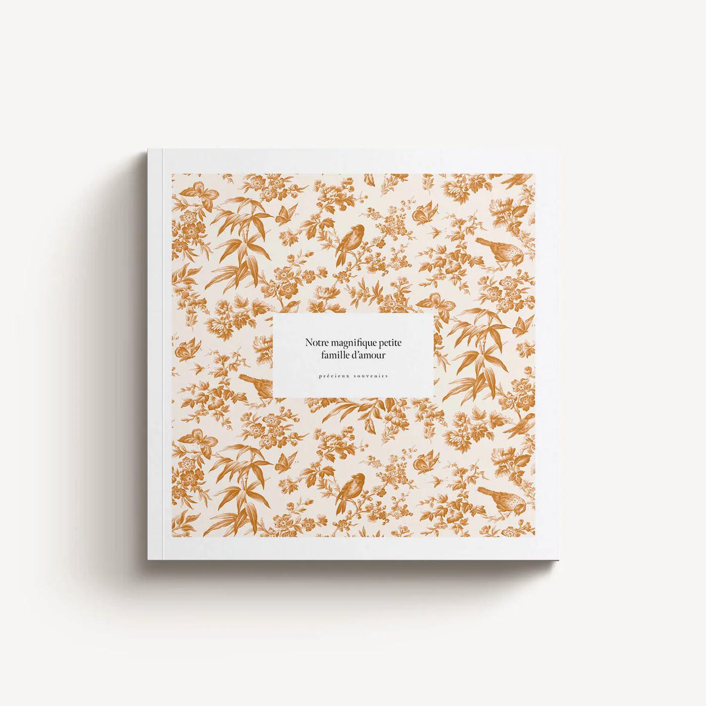 Golden Paradise Softcover — capa quadrada com padrão toile dourada, pássaros e flores