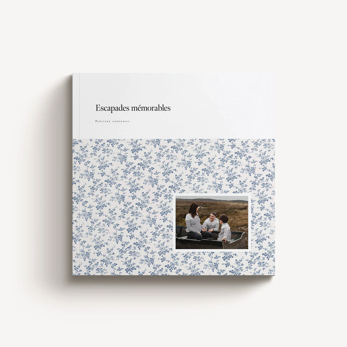 Blue Countryside Softcover — capa quadrada com padrão floral azul fino, família