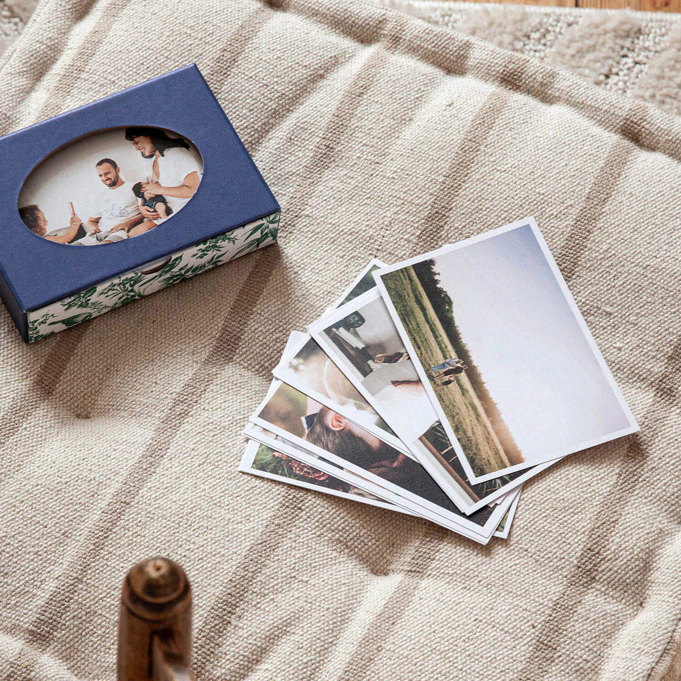 Classic Prints Box azul navy com impressões — casal com filho