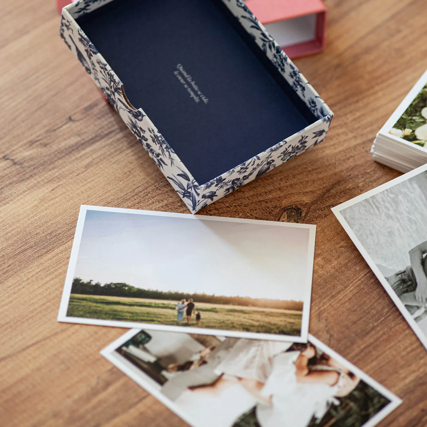 Classic Prints Box aberta com impressões — família em campo