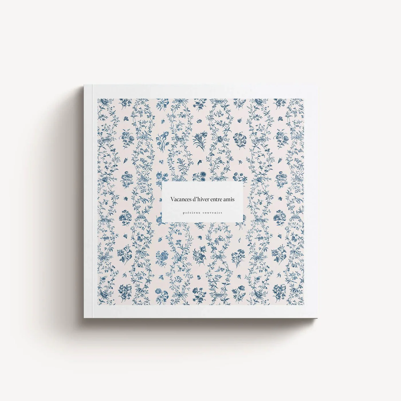 Flower Strips Softcover — capa quadrada com padrão de ramos florais azuis