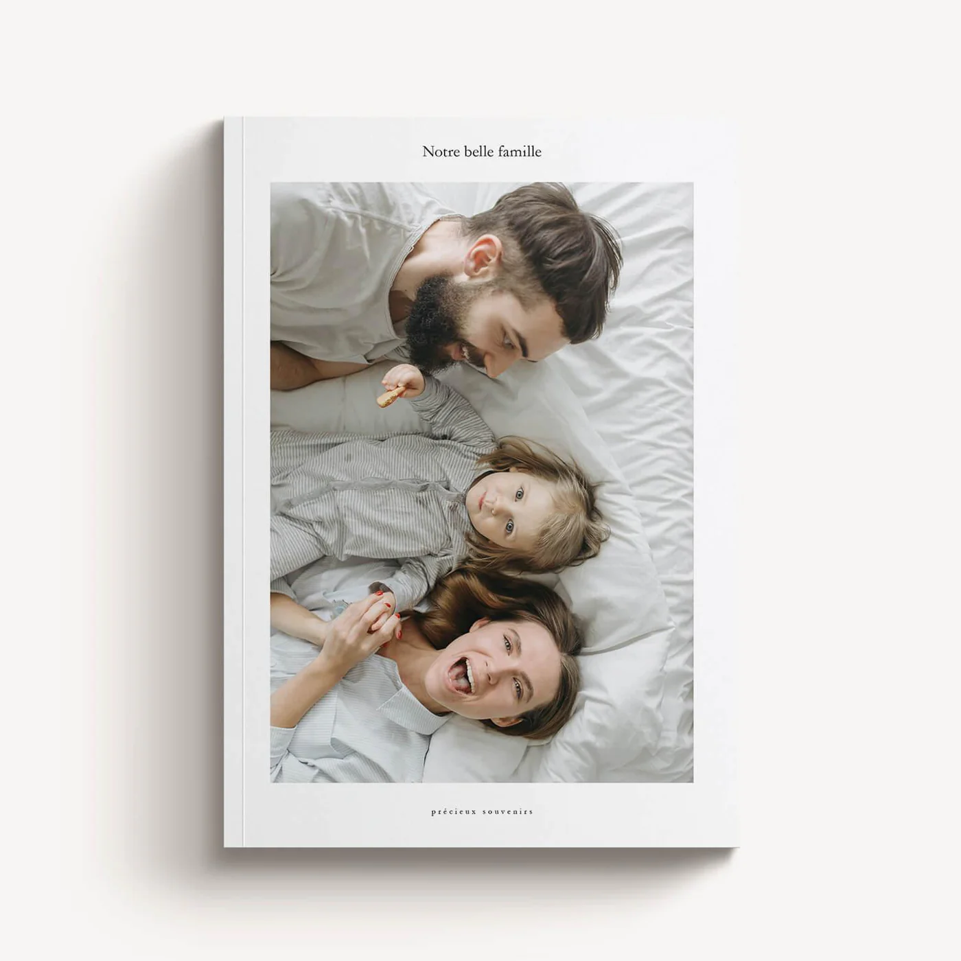 Minimal Softcover — capa retrato, família na cama