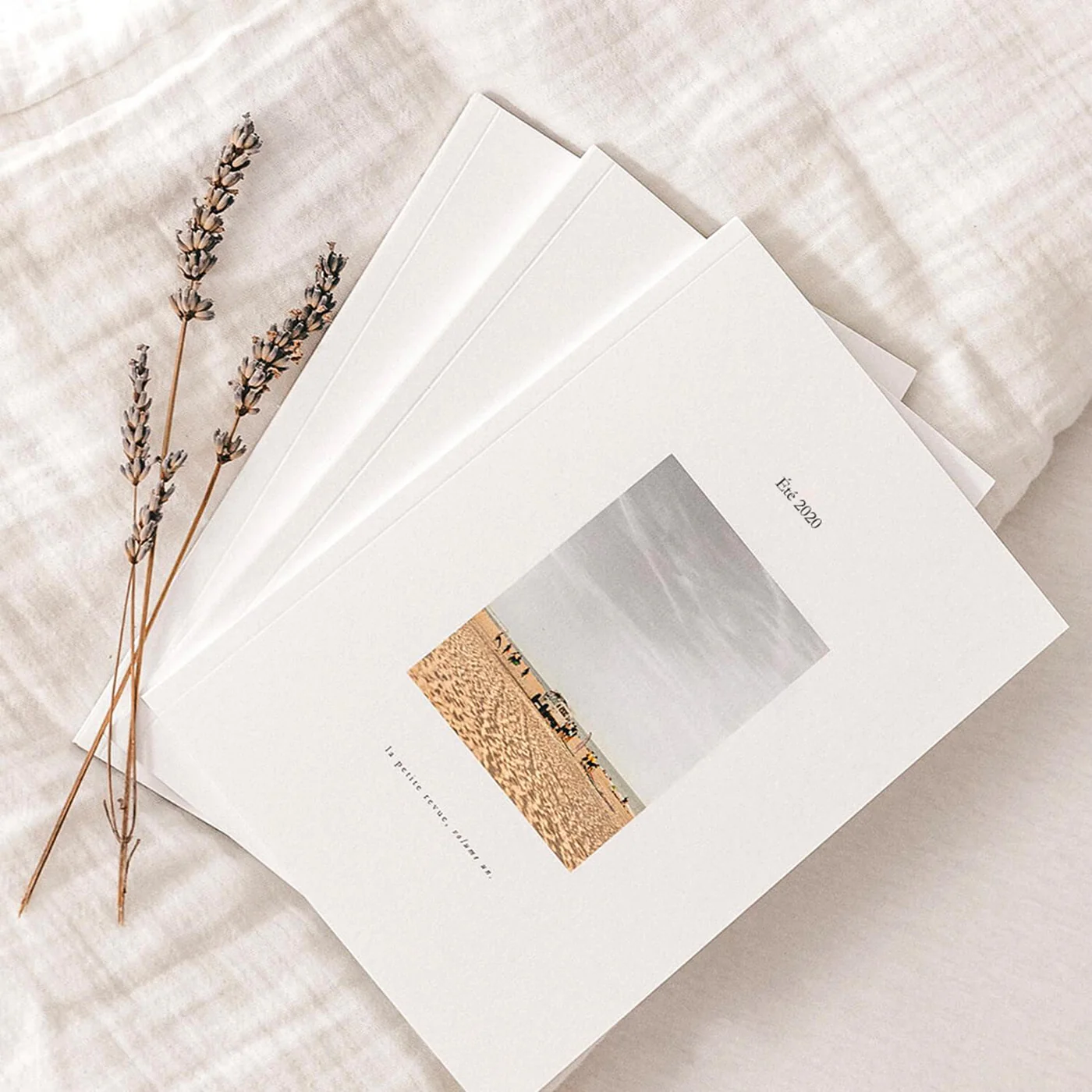 Mini A5 Classic Album — coleção de livros empilhados em linho com lavanda