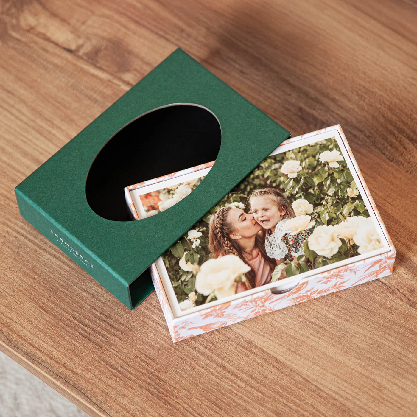 Classic Prints Box verde aberta — mãe e filha entre rosas