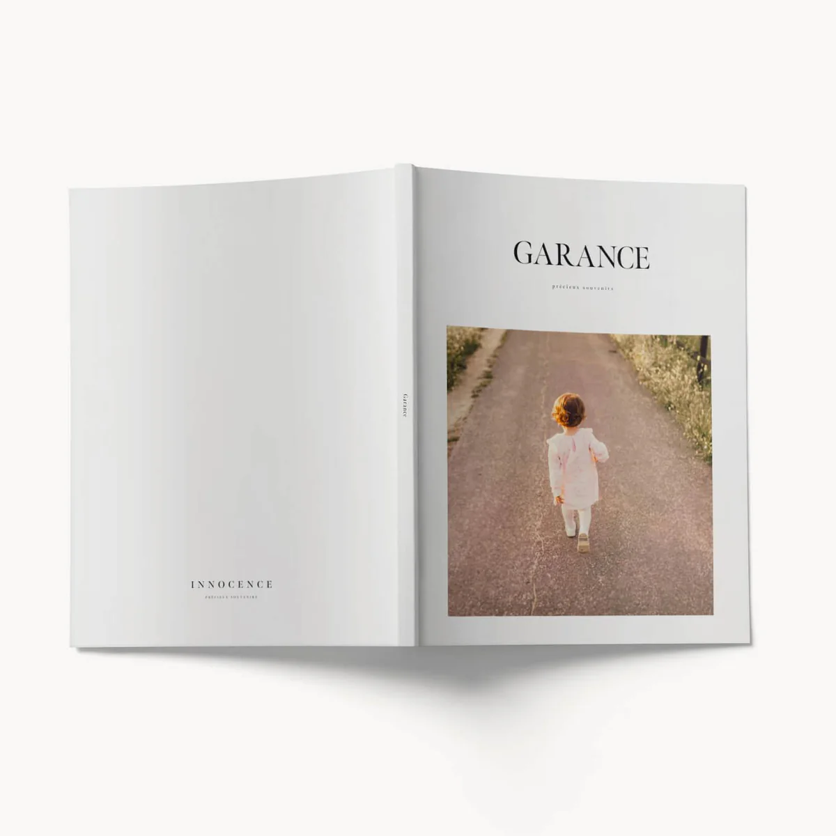 Softcover magazine aberto — Garance, criança