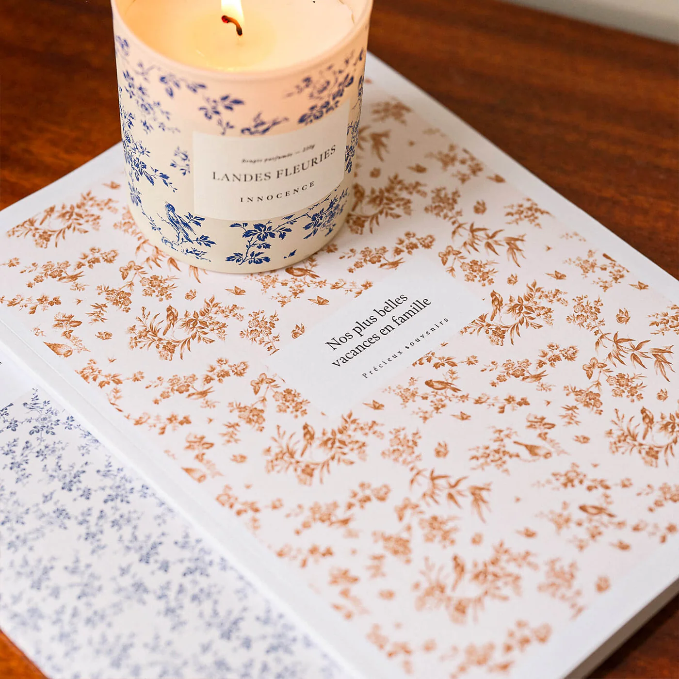 Golden Paradise Softcover — livro em ambiente com vela