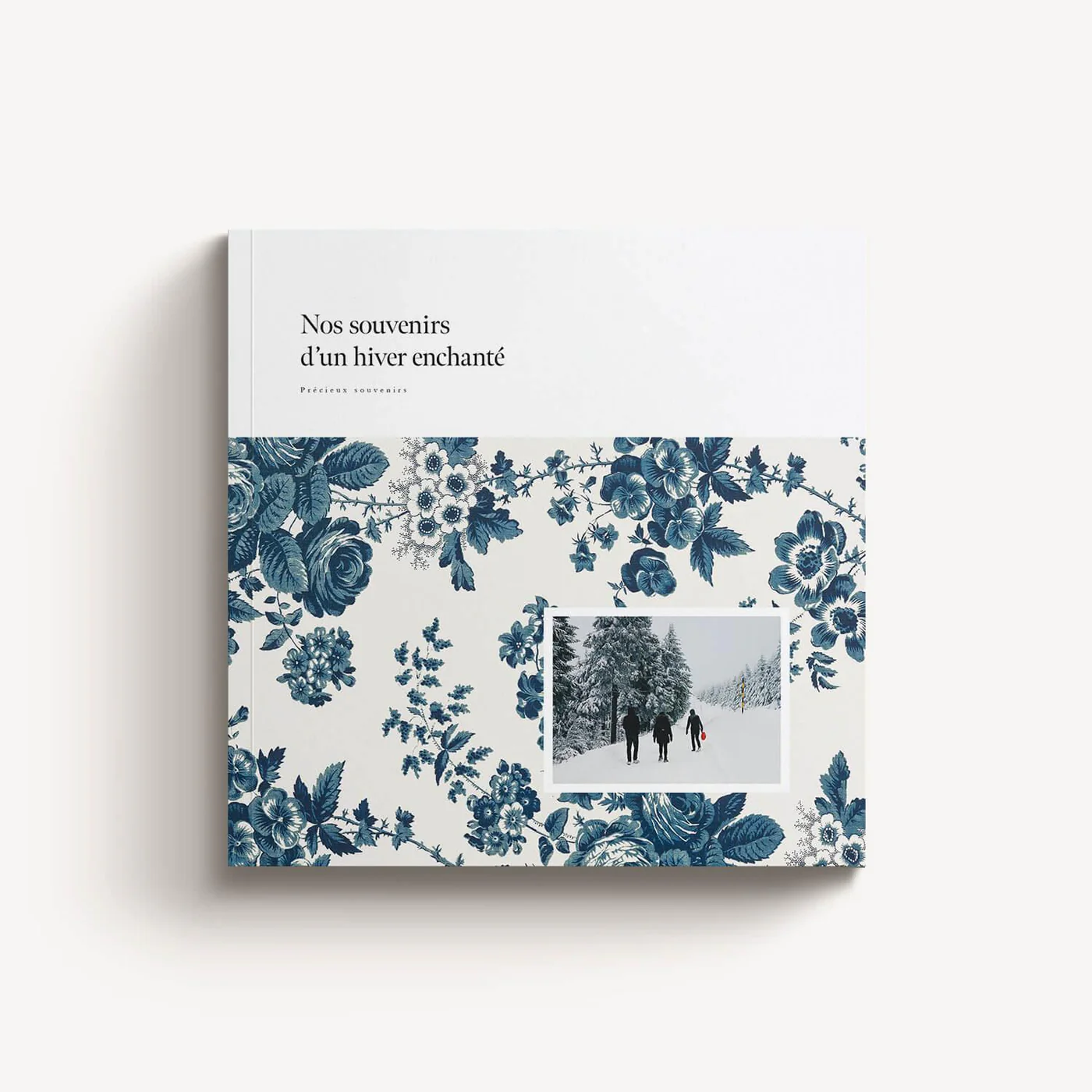 Blue Flower Softcover — capa quadrada com flores azuis e foto polaroid