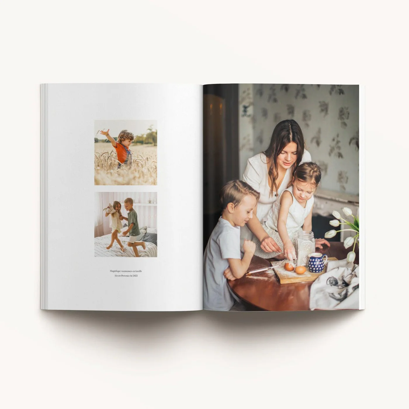 Color Photo Book — páginas interiores abertas, mãe e filhos na cozinha