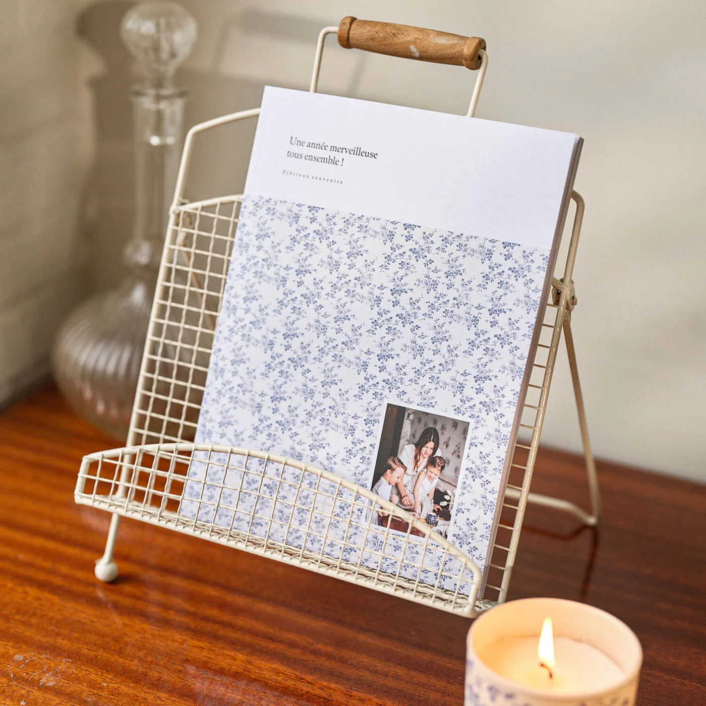 Blue Countryside Softcover — livro exposto em suporte metálico com vela