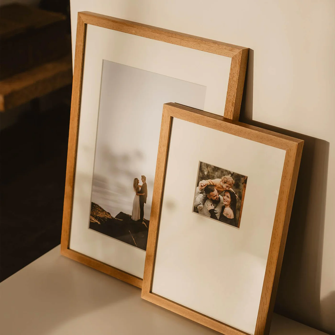 Wooden Framed Photo — moldura segurada nas mãos, dois irmãos