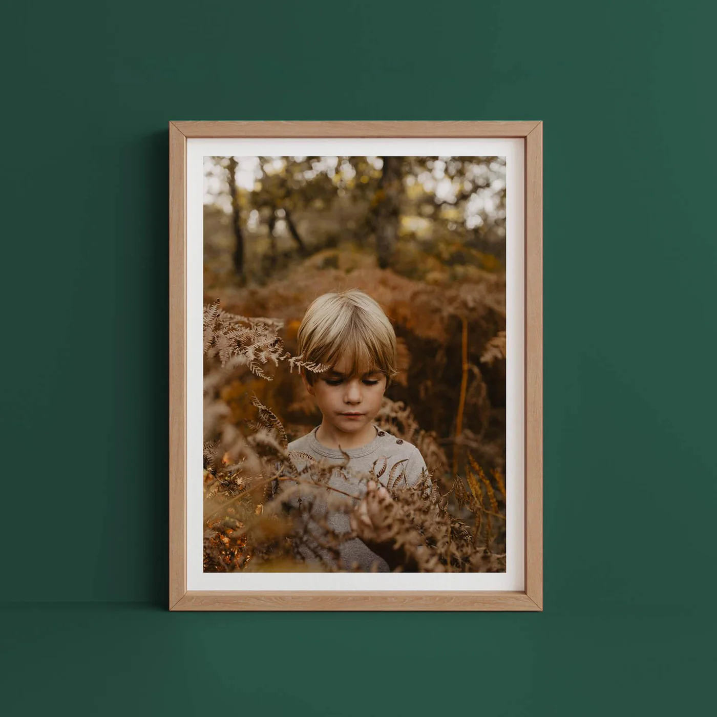 Classic Large Print — impressão vertical com criança em folhas de outono