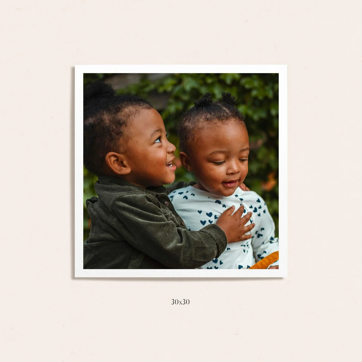 Classic Large Print — formato quadrado 30×30, dois bebés a sorrir