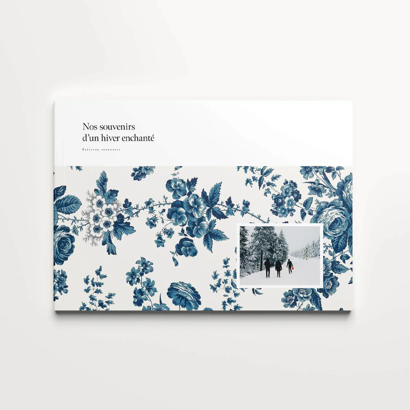 Blue Flower Softcover — capa paisagem com flores azuis e foto polaroid