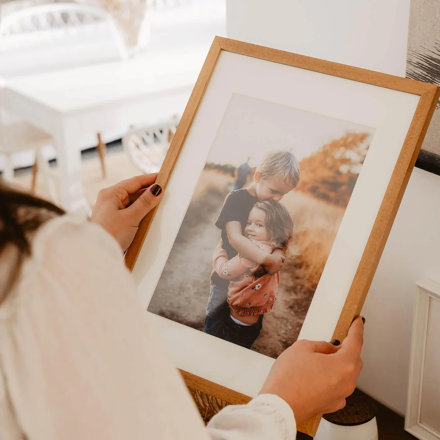 Wooden Framed Photo — duas molduras em secretária, família e grávida