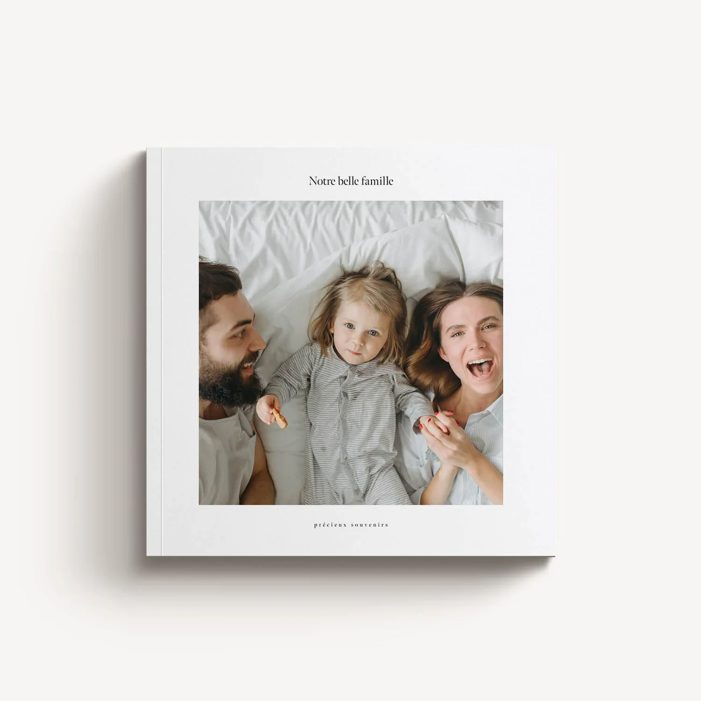 Minimal Softcover — capa quadrada, família na cama