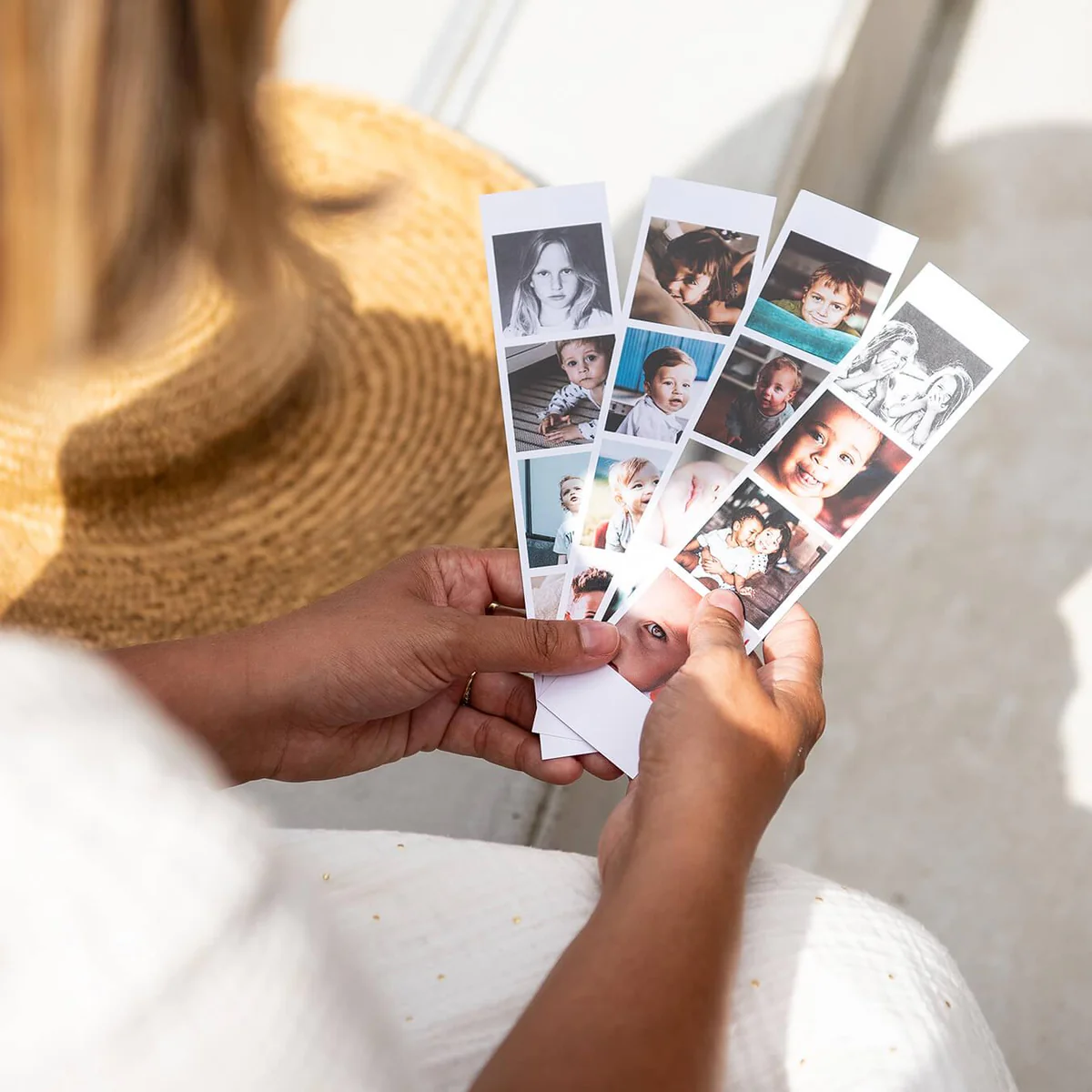 Photo Booth Set — tira única com fotos de praia segurada nas mãos