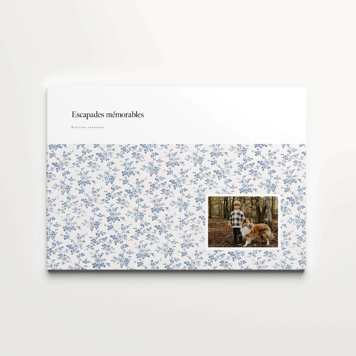 Blue Countryside Softcover — capa paisagem com padrão floral azul fino, família